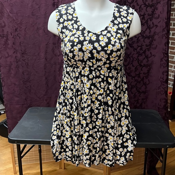 torrid Dresses & Skirts - EUC Black with White Daisy / Daisies Flowers / Floral